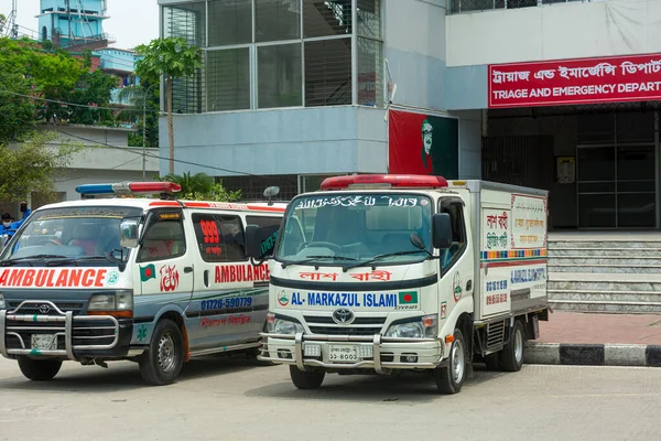 Mohakhali, Dhaka, Bangladeş 'teki en büyük Covid-19 hastane triyajı ve acil servis binasının önünde sürekli araçlar taşıyan ambulanslar ve cesetler bekliyor. 23 Nisan 2021.