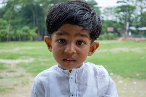 Белый Пенджабский Мальчик Одетый Два Года Смотрит Камеру Любопытным Лицом — стоковое фото