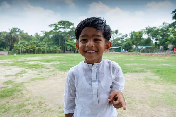 Niño Blanco Usando Punjabi Que Divierte Con Uso Sus Manos — Foto de Stock