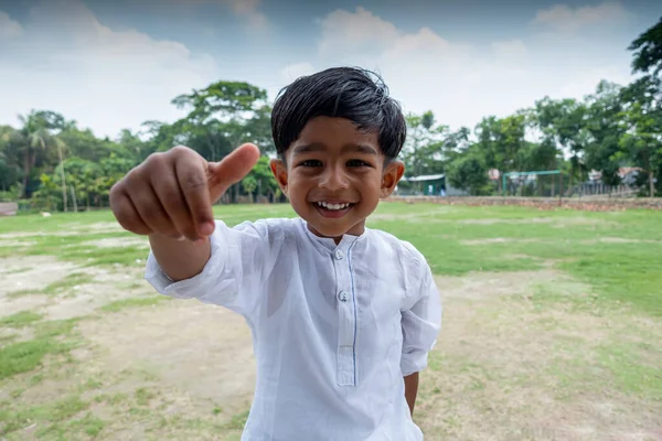 Niño Blanco Usando Punjabi Que Divierte Con Uso Sus Manos — Foto de Stock