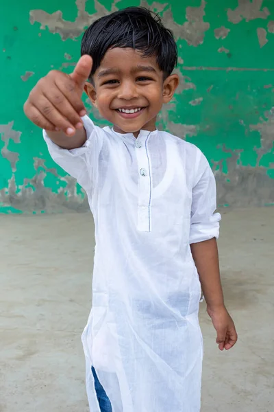 Ragazzo Bianco Con Indosso Punjabi Che Diverte Con Mani Guarda — Foto Stock