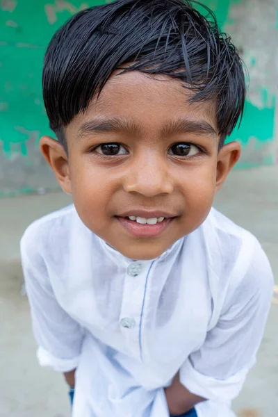 Niño Blanco Dos Años Que Usa Punjabi Sonríe Mira Cámara — Foto de Stock
