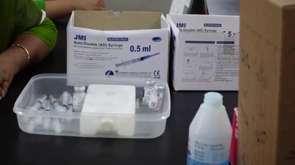 Operatore Sanitario Sta Utilizzando Una Fiala Del Vaccino Moderna Covid — Video Stock