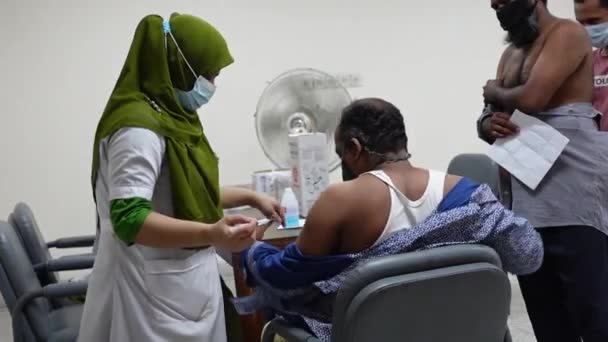 Pracownik Służby Zdrowia Wstrzykuje Dostarczoną Przez Rząd Szczepionkę Covid Ciała — Wideo stockowe
