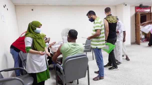 Algunos Trabajadores Salud Voluntarios Media Luna Roja Son Dosis Vacuna — Vídeo de stock