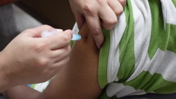 Trabalhador Saúde Está Injetando Vacina Covid Fornecida Pelo Governo Corpo — Vídeo de Stock