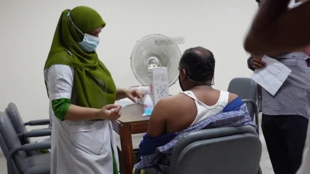 Health Worker Injecting Government Provided Covid Vaccine Person Body Matuail — Stock Video