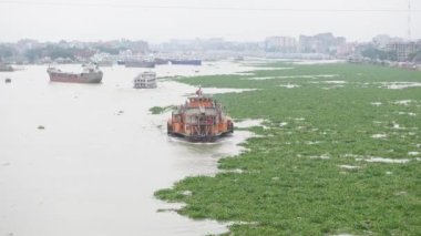 Kürek vapuru (Roket) Bangladeş 'in Dhaka kentindeki Buriganga nehrinin karşısına doğru ilerliyor. 19 Temmuz 2021