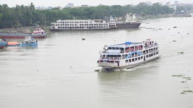 Bangladeş, Dhaka 'daki Buriganga nehri üzerindeki hedefe gitmek için boş bir kalkış. 19 Temmuz 2021