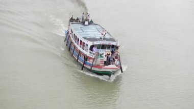 Dhaka, Bangladeş 'teki Buriganga nehrinin karşısındaki hedefe doğru küçük bir yerel kalkış gerçekleşiyor. 19 Temmuz 2021