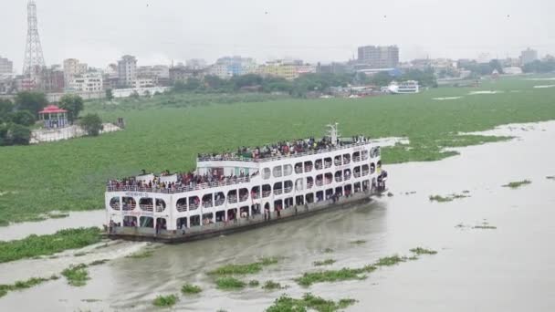 Een Geladen Lanceerplatform Met Passagiers Vliegt Naar Bestemming Rivier Buriganga — Stockvideo