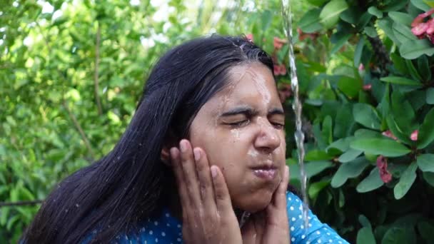 Una Mujer Salpica Agua Fría Cara Día Caluroso Vista Cerca — Vídeos de Stock