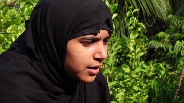 Спекотний День Жінка Проливає Холодну Воду Обличчя Мусульманська Жінка Одягнена — стокове відео