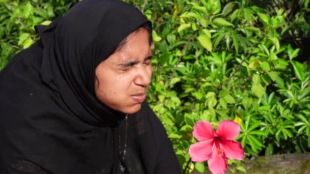 Una Mujer Salpica Agua Fría Cara Día Caluroso Una Mujer — Vídeos de Stock