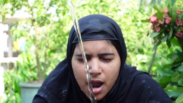 Спекотний День Жінка Проливає Холодну Воду Обличчя Мусульманська Жінка Одягнена — стокове відео