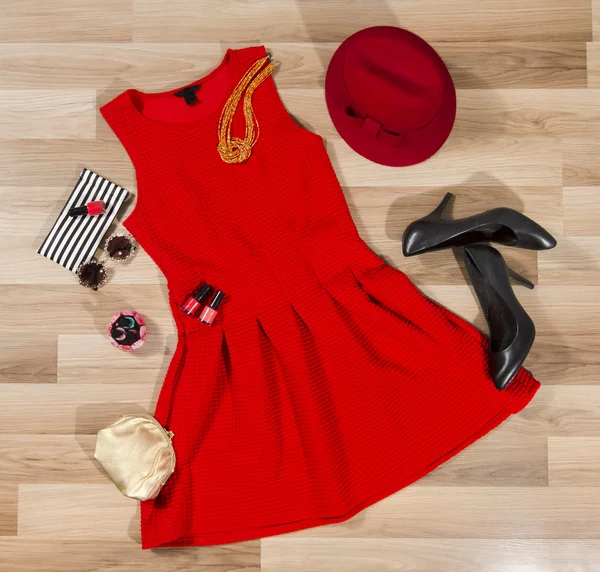 Red dress and accessories arranged on the floor. — Stock Photo, Image