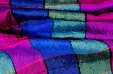 Buruşuk ekose desenli kumaş. Yeşil, yeşil ve pembe kareli arka plan olarak yazdırma.