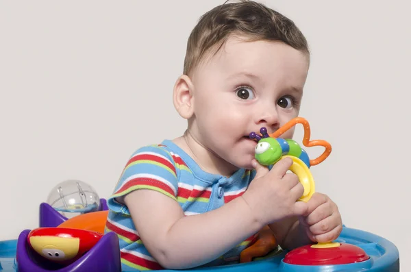 Очаровательный шестимесячный ребенок, жующий игрушку. Детские зубки . — стоковое фото