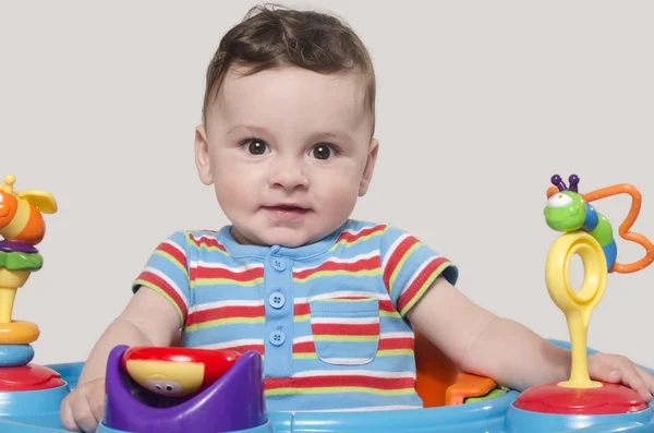 Mignon bébé garçon assis et jouer avec jouets . — Photo