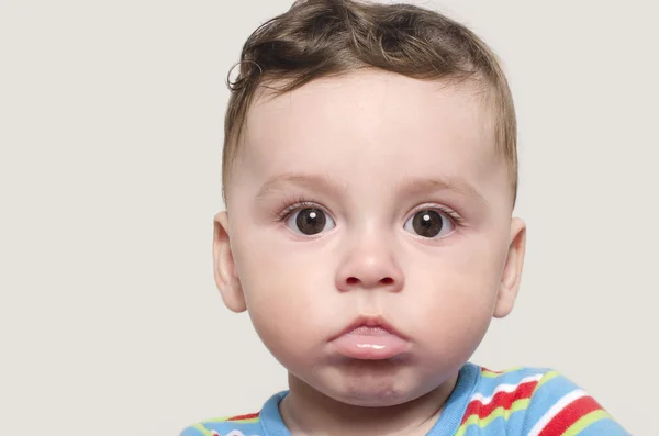 Retrato de um menino bonito olhando para a câmera . — Fotografia de Stock