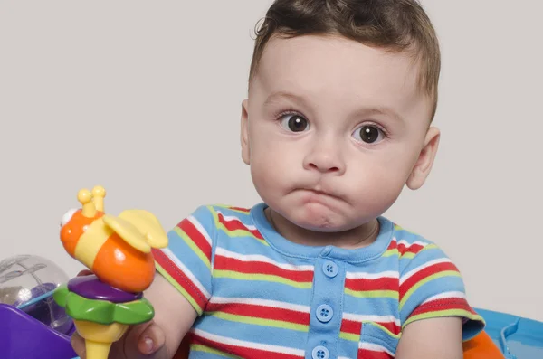 Adorable niño de seis meses pensando . — Foto de Stock