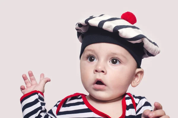 Αξιολάτρευτο παιδί ηλικίας έξι μηνών φοράει ένα θαλάσσιο ριγέ καπέλο. — Φωτογραφία Αρχείου