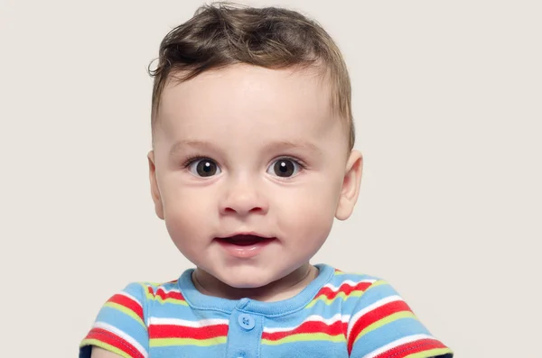 Retrato de un lindo bebé sentado y sonriendo . —  Fotos de Stock