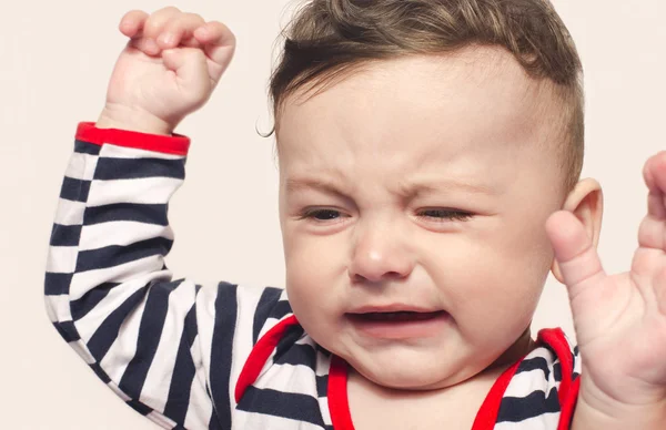 Mignon bébé garçon pleurer levant ses mains vers le haut . — Photo