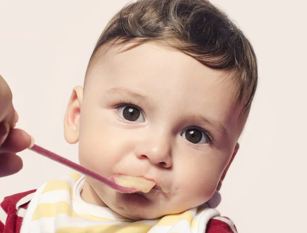 Mamma mano alimentazione infantile alimenti per bambini . — Foto Stock