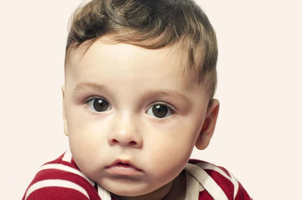 Portrait of a cute baby boy looking at the camera. — Stock Photo, Image