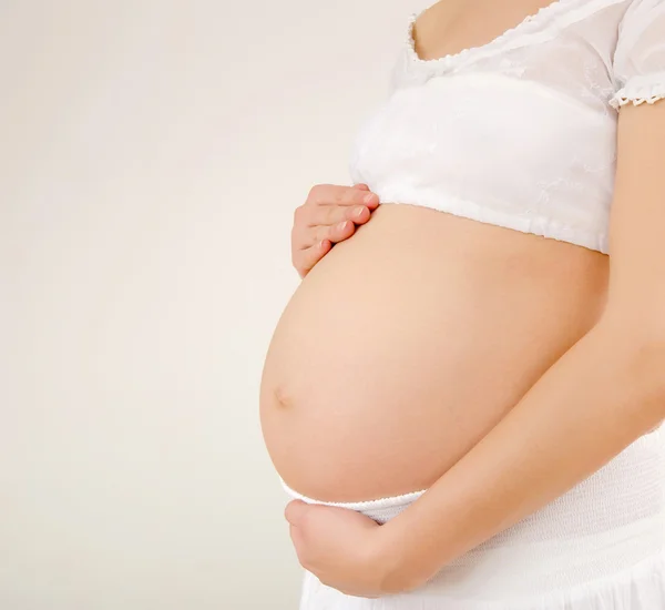 Fechar na barriga grávida . — Fotografia de Stock