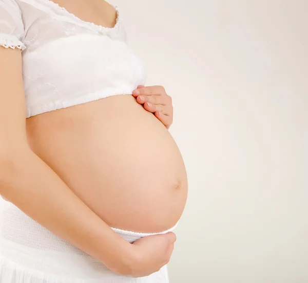 De cerca en el vientre embarazada . —  Fotos de Stock