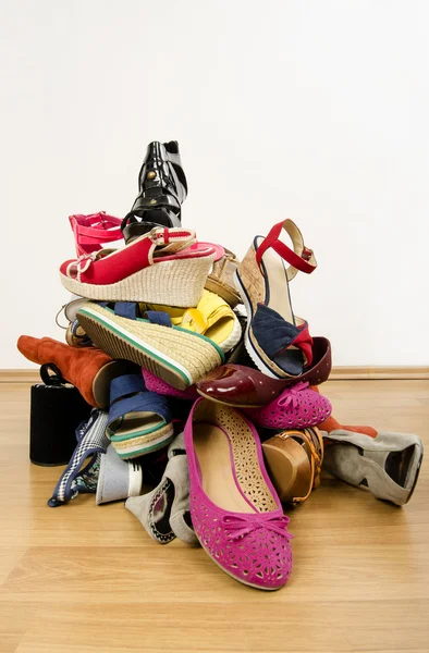 Big pile of colorful woman shoes. — Stock Photo, Image