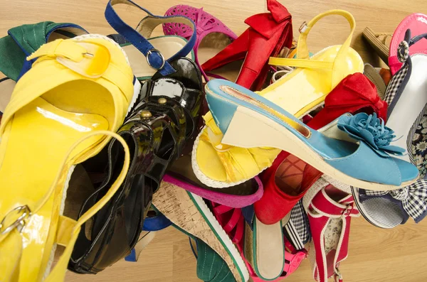 Крупним планом на великій купу барвистих жіночих взуття . — стокове фото