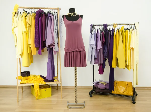 Гардеробная с дополнительными цветами фиолетовой и желтой одежды . — стоковое фото