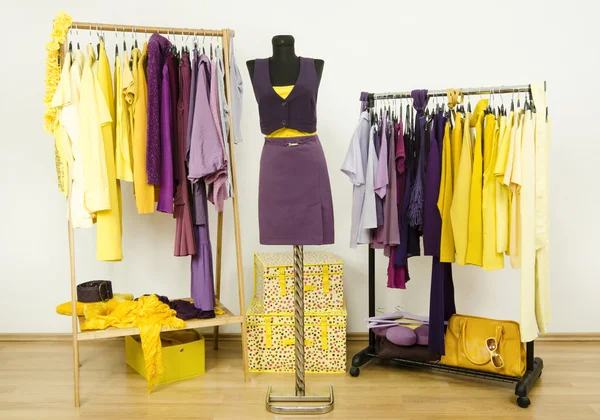 Dressing closet with complementary colors violet and yellow clothes. — Stock Photo, Image