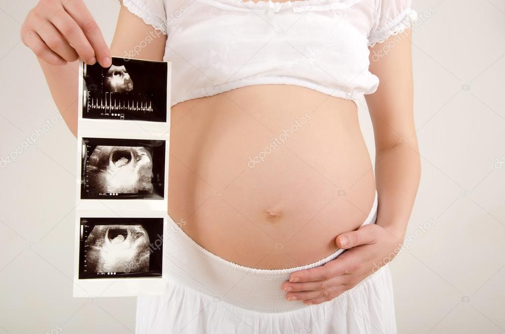 Gros Plan Sur Le Ventre Enceinte Avec L Echographie Du Bebe Photographie Luanateutzi C Gros Plan Sur Le Ventre Enceinte Avec L Echographie Du Bebe Photographie Luanateutzi C