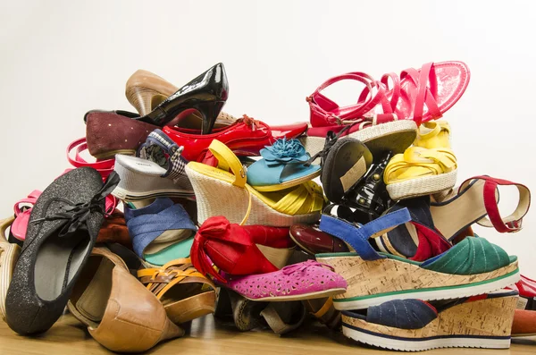 紧靠大堆五颜六色的女人的鞋子. — 图库照片