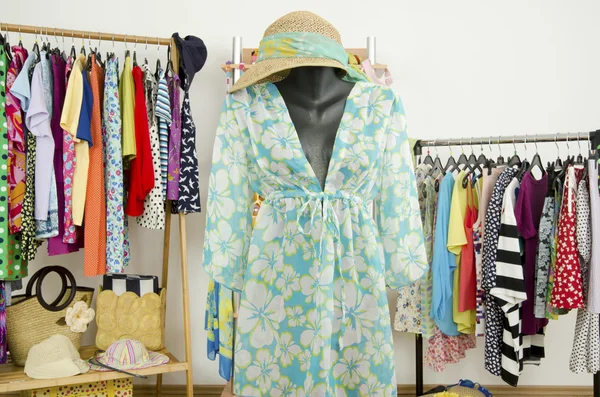 Armario con ropa de verano bien arreglada y un traje de playa en un maniquí . —  Fotos de Stock
