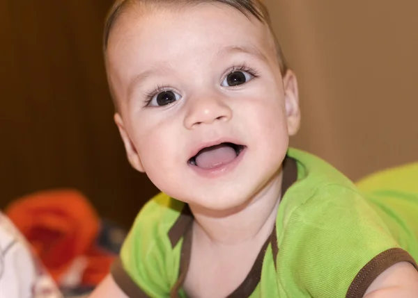 Χαριτωμένο ευτυχισμένο μωρό αγόρι χαμογελά. — Φωτογραφία Αρχείου