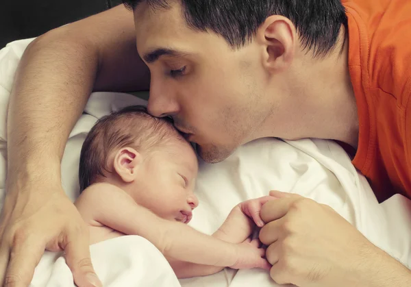 Liefdevolle vader zijn pasgeboren baby kussen. — Stockfoto