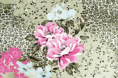 Floral ve cheetah desen kumaş üzerine.