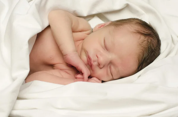 Született újszülött fiú alszik. — Stock Fotó