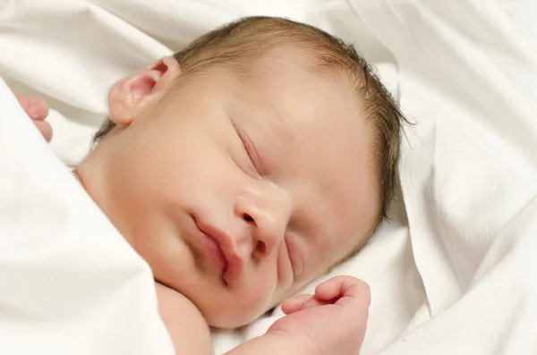 Новорожденный мальчик спит . — стоковое фото