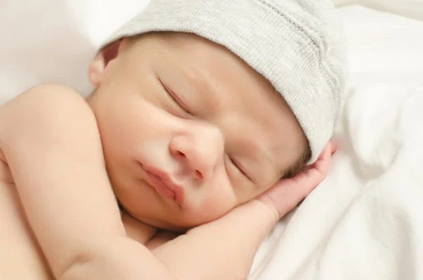 Nowe narodzone dziecko śpi chłopiec. — Zdjęcie stockowe