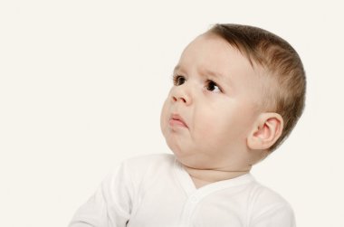Şirin bebek çocuk kadar üzgün seyir.