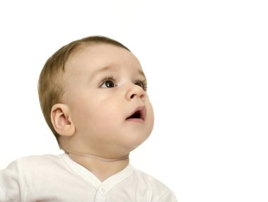 Şirin bebek çocuk şaşırmış ararken. 
