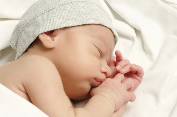 New born baby boy sleeping. — Stock Photo, Image