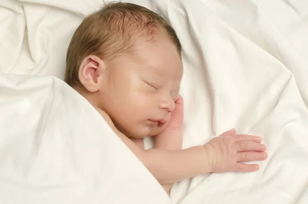 Nový narodil chlapeček spí. — Stock fotografie
