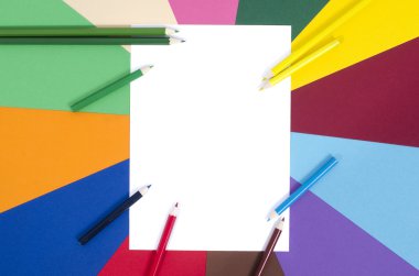 Renkli kalemler ve beyaz yaprak kağıt.